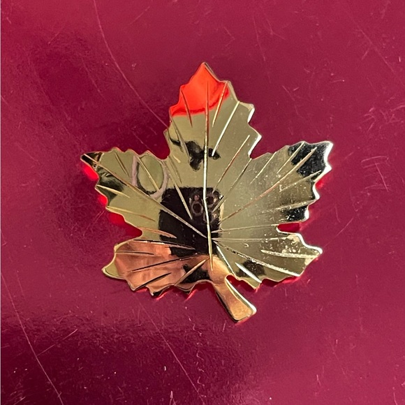 Bond-Boyd Gold Filled Maple Leaf Brooch - Picture 2 of 6